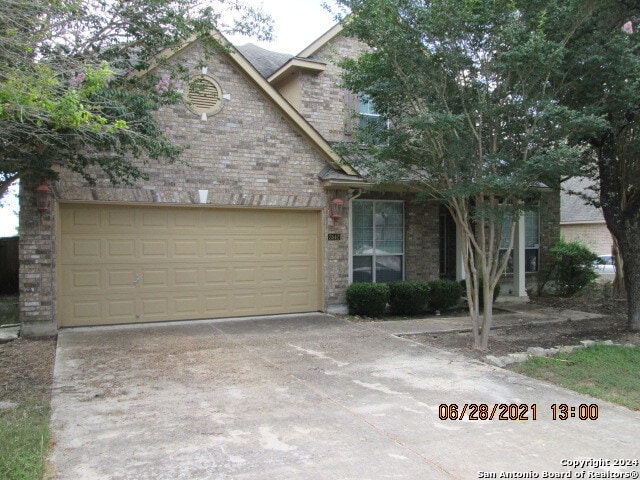 view of front facade featuring a garage