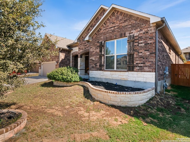 view of front of home featuring a front lawn and a garage