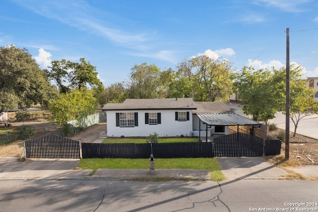 view of front of home featuring a front yard