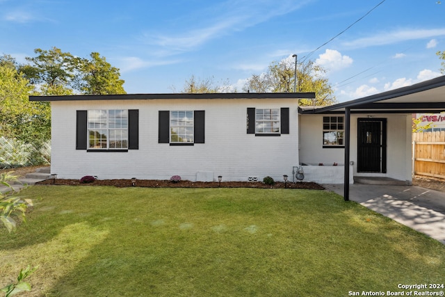 ranch-style home featuring a front lawn