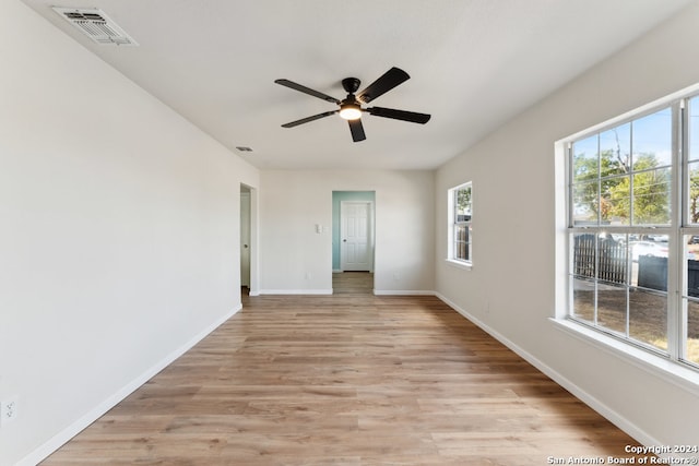 empty room featuring light hardwood / wood-style floors and ceiling fan