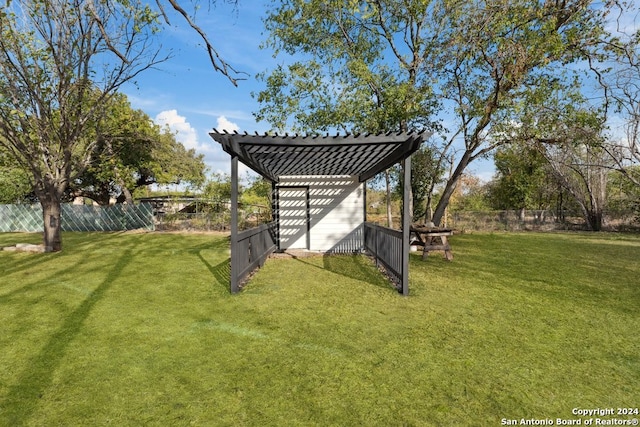 view of yard featuring a pergola