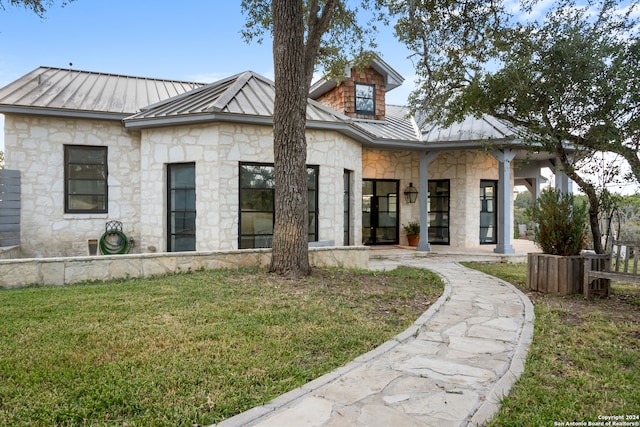 view of front of house featuring a front lawn