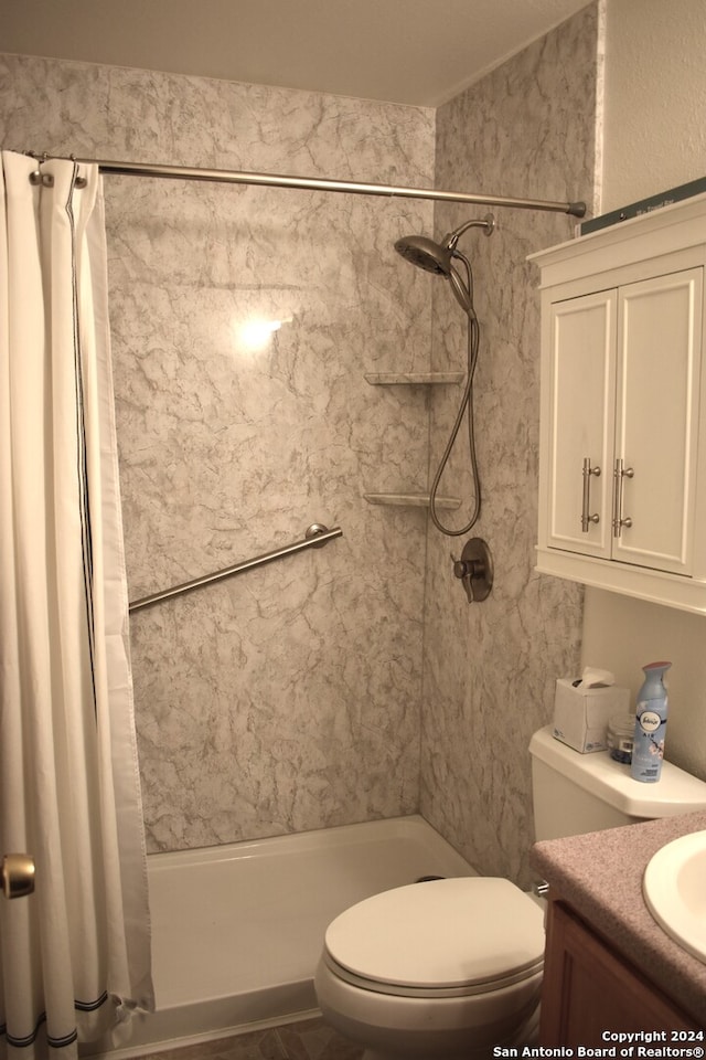 bathroom with vanity, curtained shower, and toilet