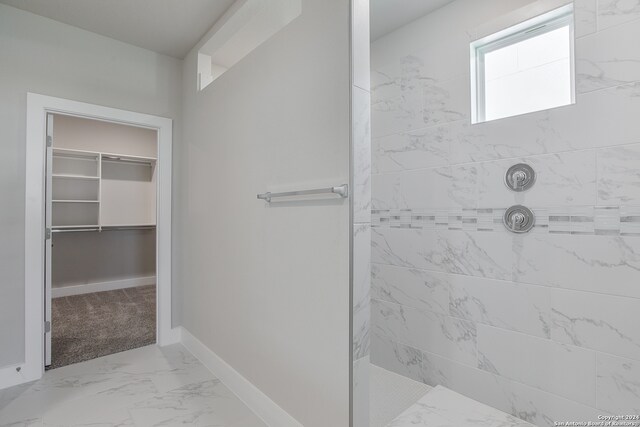 bathroom featuring a tile shower