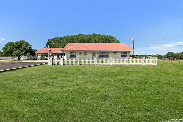 view of front of house featuring a front lawn