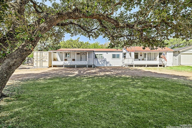 manufactured / mobile home featuring a front yard