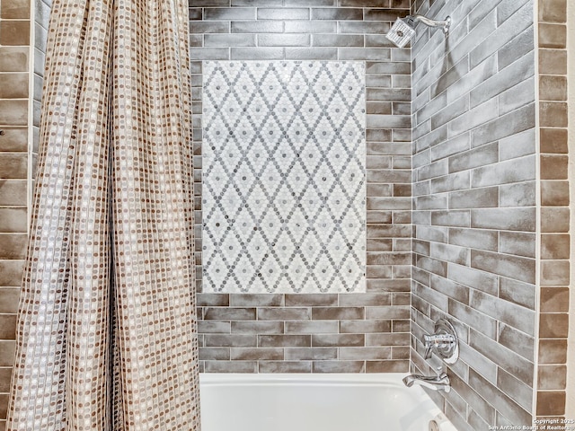 bathroom with tiled shower / bath combo