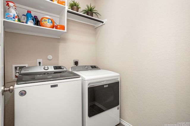 washroom featuring washing machine and clothes dryer