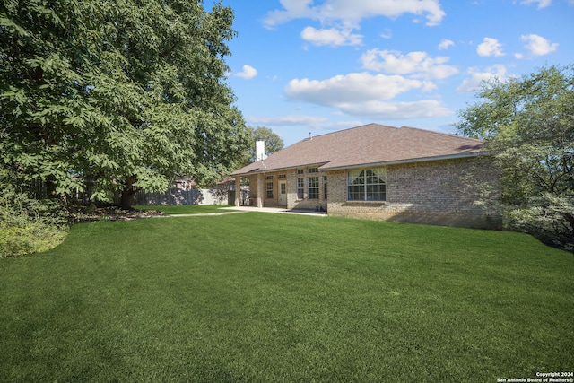 view of yard featuring a patio