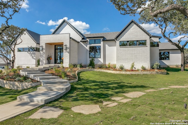 view of front of property featuring a front lawn