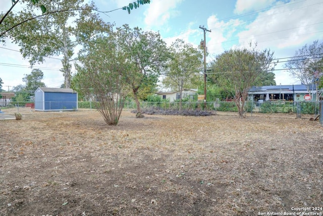 view of yard featuring an outbuilding