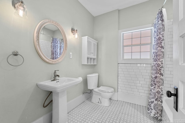 214 Loretta Pl, San Antonio, TX 78210 - bathroom with toilet, baseboards, tile patterned flooring, and shower / bath combination with curtain
