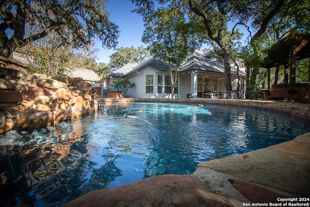 view of swimming pool