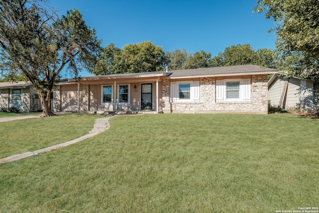 ranch-style house featuring a front yard