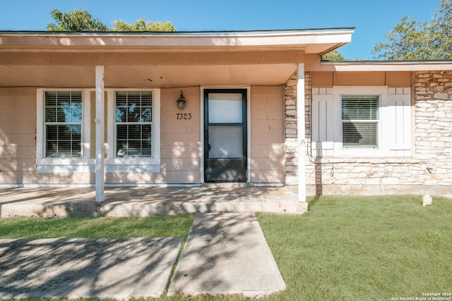 property entrance featuring a yard