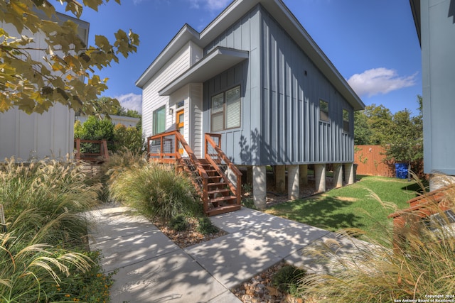 view of front facade featuring a front yard