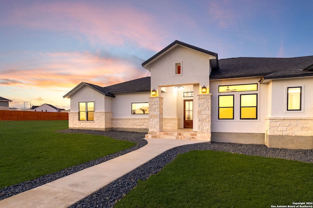 view of front of home featuring a lawn