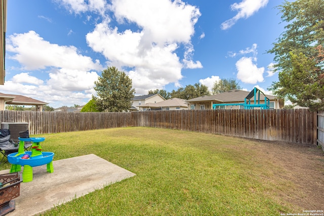 view of yard featuring a patio area