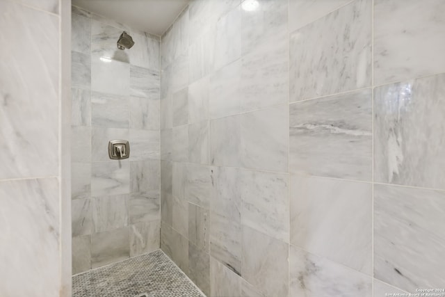 bathroom featuring a tile shower