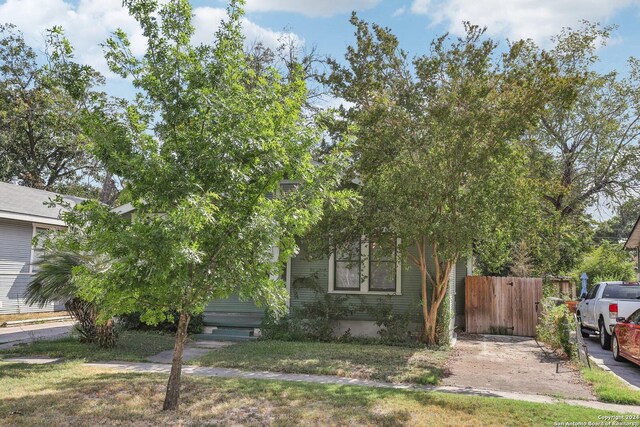 1112 W Huisache Ave, San Antonio, TX 78201 - obstructed view of property featuring fence