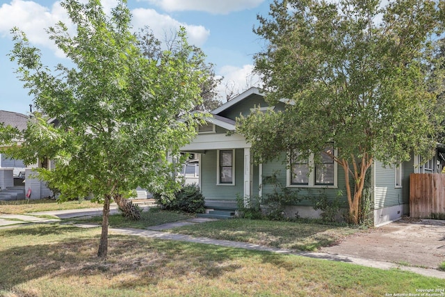 1112 W Huisache Ave, San Antonio, TX 78201 - view of front facade featuring a porch, crawl space, fence, and a front yard