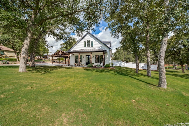 view of front facade featuring a front yard