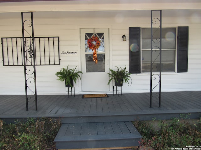 entrance to property featuring covered porch