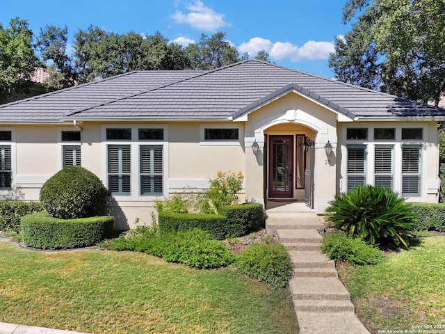 view of front of home featuring a front yard