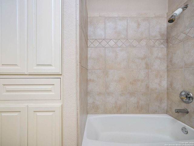 bathroom with tiled shower / bath combo