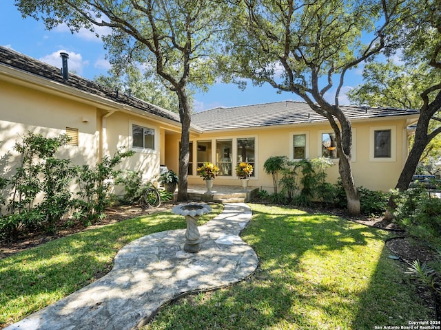 view of front facade with a front yard