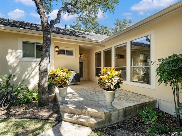 property entrance with a patio area