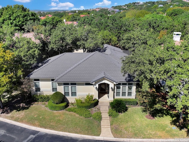 view of front of home featuring a front lawn