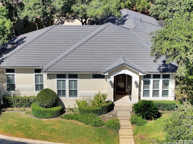 view of front of home featuring a front lawn