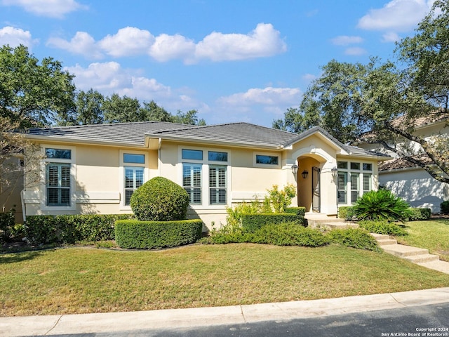 view of front of home featuring a front yard