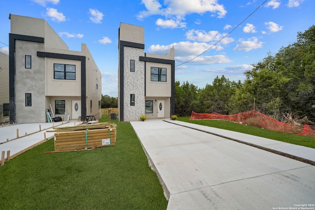 modern home featuring a front lawn