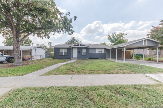 view of front of home featuring a carport and a front lawn