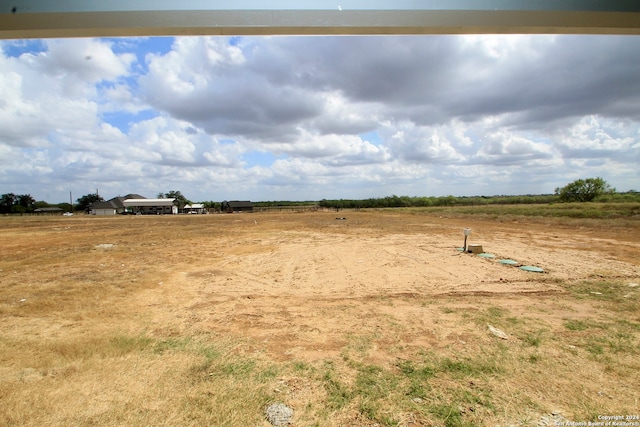 view of yard featuring a rural view