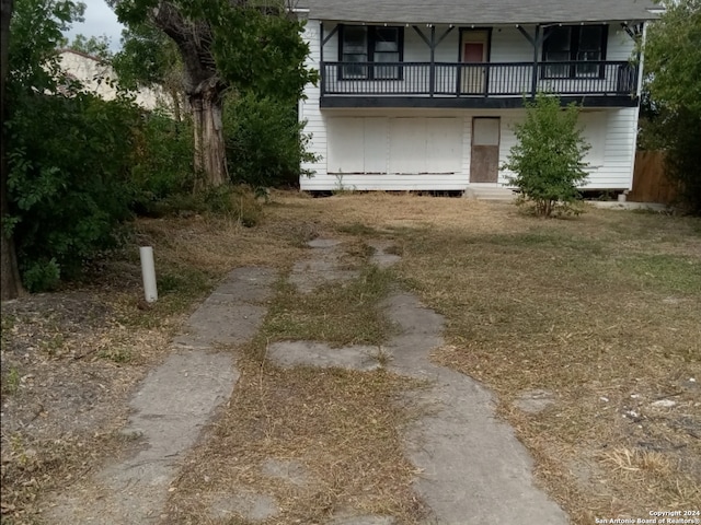 view of yard featuring a balcony