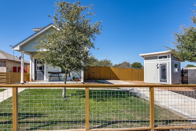 view of yard with a storage unit