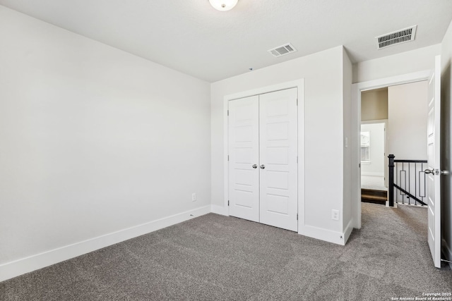 unfurnished bedroom featuring carpet flooring and a closet