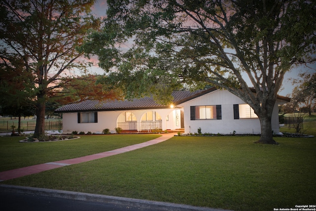 view of front facade with a lawn