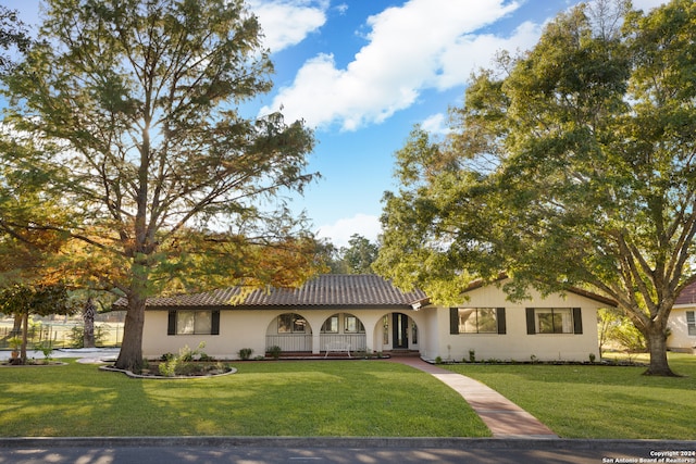 view of front of house featuring covered porch and a front yard