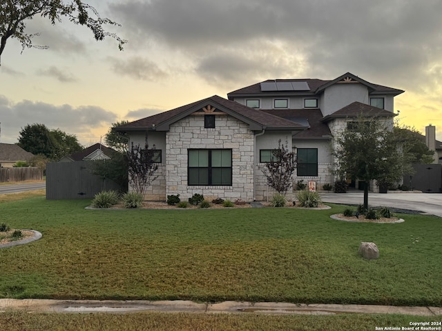 view of front of property featuring a yard