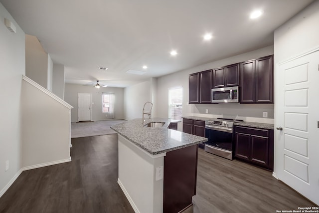 kitchen with sink, dark hardwood / wood-style floors, ceiling fan, an island with sink, and appliances with stainless steel finishes