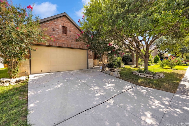 view of front of home featuring a front lawn