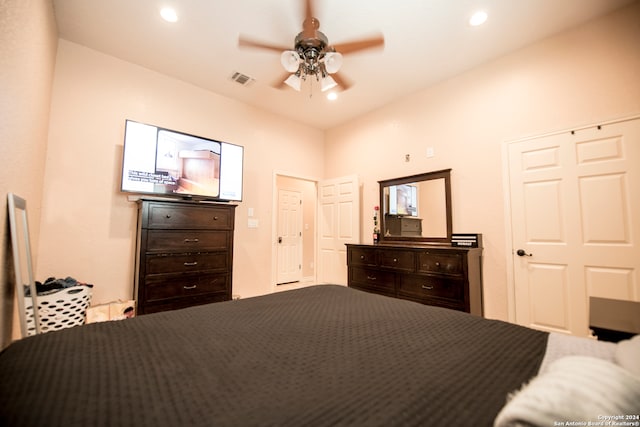 bedroom with ceiling fan