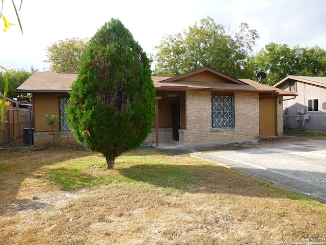 view of front of home featuring central air condition unit and a front yard