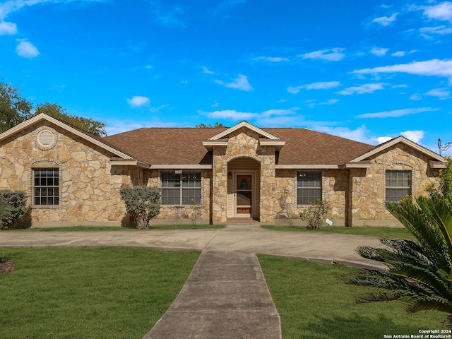 view of front of home featuring a front yard