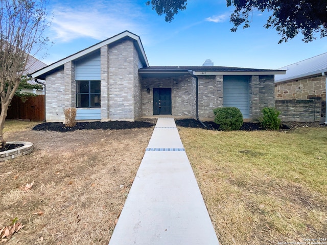 view of front of property featuring a front lawn